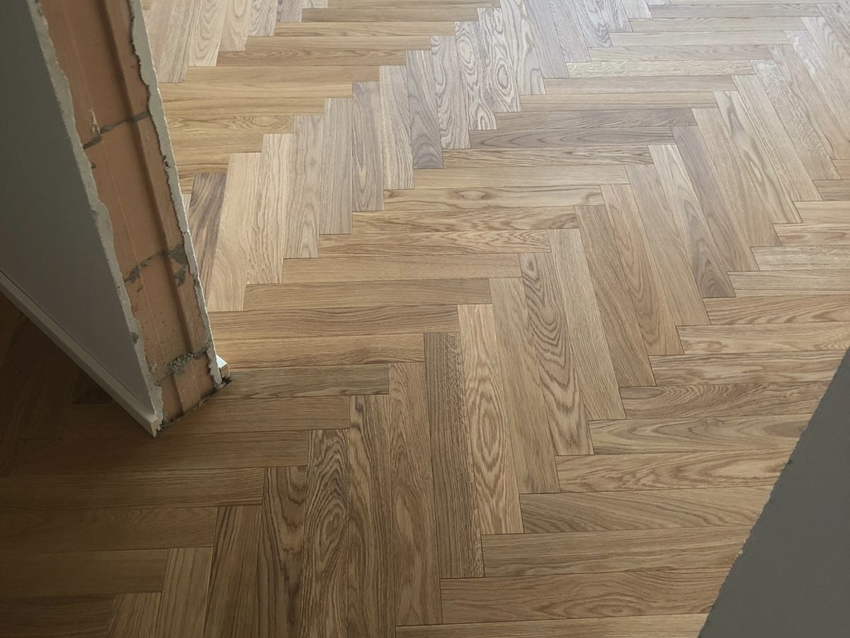 Drevená podlaha Herringbone